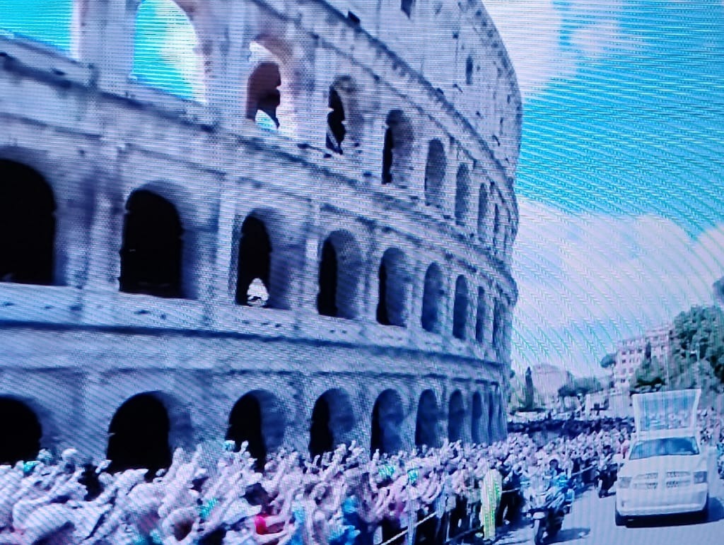 Iringan kendaraan yang membawa peti jenazah Paus Fransiskus melewati koloseum menuju Basilika Santa Maria Maggiore, Roma.