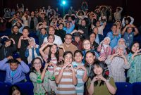 Para pemain film animasi Jumbo dan para penonton bersama Menteri Ekonomi Kreatif/Kepala Badan Ekonomi Kreatif, Teuku Riefky Harsya (Dokumentasi: Kemenekraf)