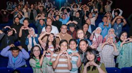 Para pemain film animasi Jumbo dan para penonton bersama Menteri Ekonomi Kreatif/Kepala Badan Ekonomi Kreatif, Teuku Riefky Harsya (Dokumentasi: Kemenekraf)