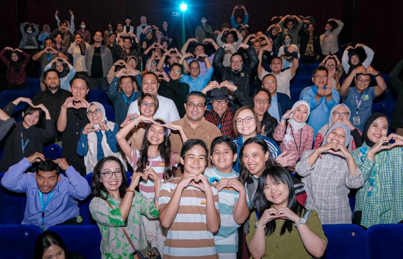 Para pemain film animasi Jumbo dan para penonton bersama Menteri Ekonomi Kreatif/Kepala Badan Ekonomi Kreatif, Teuku Riefky Harsya (Dokumentasi: Kemenekraf)