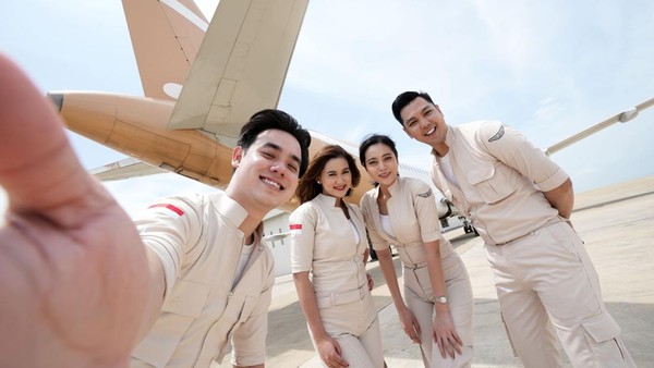 Dari Makassar ke Buton naik Super Air Jet. Potret Awak Kabin Maskapai Tersebut. (Istimewa)