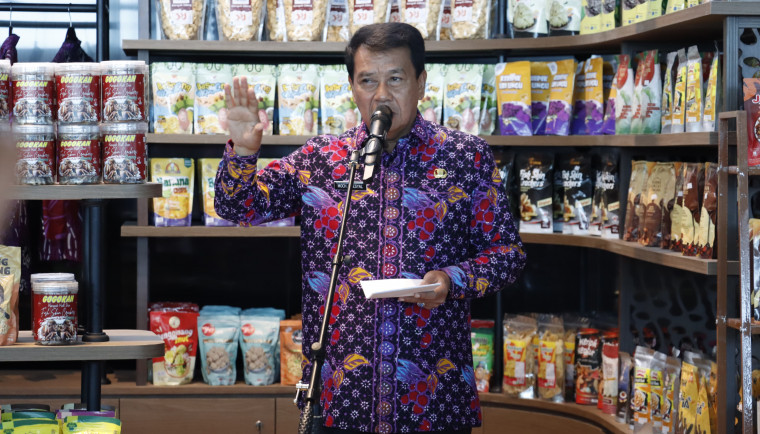 Gerai oleh-oleh UMKM Tangerang hadir di Terminal 3 Soekarno-Hatta, dorong produk lokal tembus pasar nasional dan internasional. Potret Bupati Tangerang Maesyal Rasyid saat peresmian (Diskominfo Kab.Tangerang)