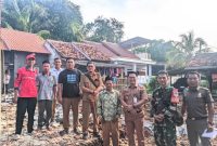 Potret Camat Kemiri, Hendarto. S.STP.MSi, yang di dampingi Dinas Perkim Kabupaten Tangerang, Ketua F - RTLH Kecamatan Kemiri beserta jajaran, Babinsa Koramil 09/Mauk, Satpol PP Kecamatan Kemiri, Redkar Kecamatan Kemiri, melakukan Kunjungan Ke lokasi rumah roboh (Dok. Ahmad/Metrosiar) 