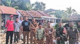 Potret Camat Kemiri, Hendarto. S.STP.MSi, yang di dampingi Dinas Perkim Kabupaten Tangerang, Ketua F - RTLH Kecamatan Kemiri beserta jajaran, Babinsa Koramil 09/Mauk, Satpol PP Kecamatan Kemiri, Redkar Kecamatan Kemiri, melakukan Kunjungan Ke lokasi rumah roboh (Dok. Ahmad/Metrosiar) 