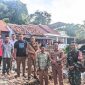 Potret Camat Kemiri, Hendarto. S.STP.MSi, yang di dampingi Dinas Perkim Kabupaten Tangerang, Ketua F - RTLH Kecamatan Kemiri beserta jajaran, Babinsa Koramil 09/Mauk, Satpol PP Kecamatan Kemiri, Redkar Kecamatan Kemiri, melakukan Kunjungan Ke lokasi rumah roboh (Dok. Ahmad/Metrosiar) 