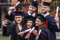 Mahasiswa internasional penerima beasiswa luar negeri tanpa syarat TOEFL atau IELTS sedang mengikuti perkuliahan di universitas tujuan. Potret Ilustrasi Mahasiswa saat merayakan kelulusan. (Sumber: Santamonicaedu)