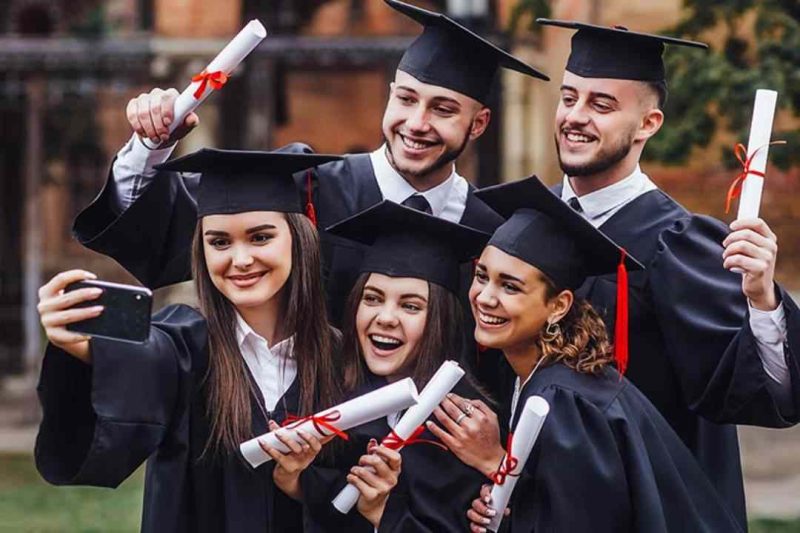 Mahasiswa internasional penerima beasiswa luar negeri tanpa syarat TOEFL atau IELTS sedang mengikuti perkuliahan di universitas tujuan. Potret Ilustrasi Mahasiswa saat merayakan kelulusan. (Sumber: Santamonicaedu)