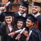 Mahasiswa internasional penerima beasiswa luar negeri tanpa syarat TOEFL atau IELTS sedang mengikuti perkuliahan di universitas tujuan. Potret Ilustrasi Mahasiswa saat merayakan kelulusan. (Sumber: Santamonicaedu)