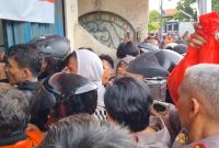 Ribuan kurir paket antre panjang hingga 2 km di Jakarta Selatan, akibat hanya satu agen yang buka untuk pengembalian barang retur. (Dok. Kompas.Com)