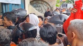 Ribuan kurir paket antre panjang hingga 2 km di Jakarta Selatan, akibat hanya satu agen yang buka untuk pengembalian barang retur. (Dok. Kompas.Com)