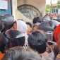 Ribuan kurir paket antre panjang hingga 2 km di Jakarta Selatan, akibat hanya satu agen yang buka untuk pengembalian barang retur. (Dok. Kompas.Com)
