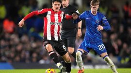 Prediksi Brentford vs Chelsea, Laga Krusial untuk Zona Liga Champions. Potret Duel Cole Palmer dan Christian Norgaard di laga Chelsea vs Brentford, Premier League 2024/2025. (Foto AP/Kin Cheung).