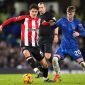 Prediksi Brentford vs Chelsea, Laga Krusial untuk Zona Liga Champions. Potret Duel Cole Palmer dan Christian Norgaard di laga Chelsea vs Brentford, Premier League 2024/2025. (Foto AP/Kin Cheung).