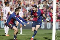 Prediksi Barcelona vs Real Betis, Tim Tangguh Betis Tantang Barcelona yang Sedang On Fire. La Liga 2024/25: Robert Lewandowski (kanan) rayakan gol bersama Fermin Lopez di laga Barcelona vs Girona pada pekan ke-29. (AP Photo/Joan Monfort)