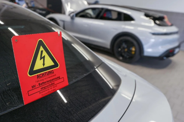 Kebijakan tarif baru Presiden AS Donald Trump terhadap ekspor energi bersih dari Asia dan dunia, serta konsekuensinya terhadap harga baterai, rantai pasok global, dan upaya transisi energi di tengah krisis iklim. Data dan analisis disusun berdasarkan laporan BloombergNEF, BCG, IEA, dan UBS. (Dok. Bloomberg)