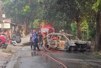 Penampakan mobil polisi yang dibakar massa saat melakukan penangkapan seorang pria ketua Ormas yang diduga melakukan penganiayaan dan kepemilikan senjata apai (Dok. Damkar Depok)