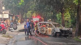 Penampakan mobil polisi yang dibakar massa saat melakukan penangkapan seorang pria ketua Ormas yang diduga melakukan penganiayaan dan kepemilikan senjata apai (Dok. Damkar Depok)