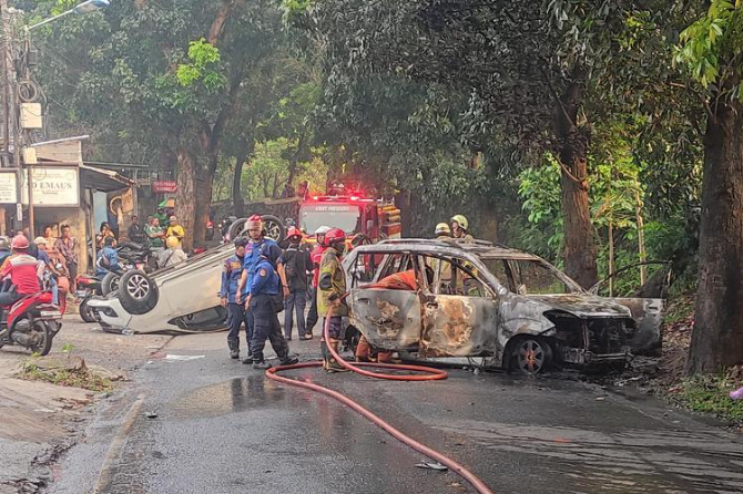 Penampakan mobil polisi yang dibakar massa saat melakukan penangkapan seorang pria ketua Ormas yang diduga melakukan penganiayaan dan kepemilikan senjata apai (Dok. Damkar Depok)