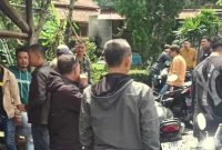 Para driver IKPB berkumpul di depan pangkalan penampung tamu PT Indogate di Desa Batulayang, Cisarua, Bogor, saat menyampaikan protes terhadap kebijakan tarif murah yang dianggap merugikan penghasilan mereka. (Istimewa)