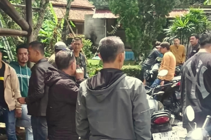 Para driver IKPB berkumpul di depan pangkalan penampung tamu PT Indogate di Desa Batulayang, Cisarua, Bogor, saat menyampaikan protes terhadap kebijakan tarif murah yang dianggap merugikan penghasilan mereka. (Istimewa)