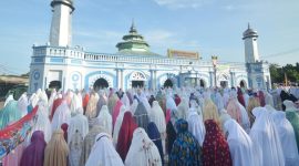Ribuan jemaah salat Idul Fitri di Masjid Agung Jami, Kota Malang, dengan sebagian jemaah melaksanakan salat di halaman Gereja Kayutangan sebagai bentuk toleransi antarumat beragama. (Foto: Ilustrasi)