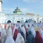 Ribuan jemaah salat Idul Fitri di Masjid Agung Jami, Kota Malang, dengan sebagian jemaah melaksanakan salat di halaman Gereja Kayutangan sebagai bentuk toleransi antarumat beragama. (Foto: Ilustrasi)