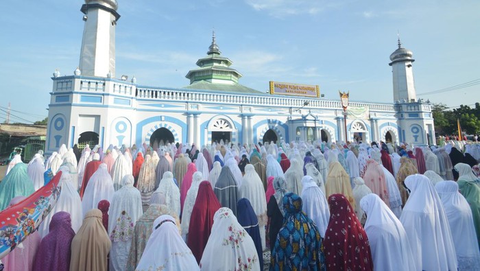 Ribuan jemaah salat Idul Fitri di Masjid Agung Jami, Kota Malang, dengan sebagian jemaah melaksanakan salat di halaman Gereja Kayutangan sebagai bentuk toleransi antarumat beragama. (Foto: Ilustrasi)