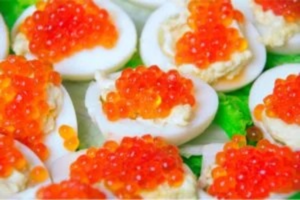 Caviar adalah olahan telur ikan, terutama dari ikan sturgeon, yang telah diproses dan diasinkan. Makanan ini terkenal karena harganya yang sangat mahal dan sering dianggap sebagai hidangan mewah. Caviar tidak hanya lezat, tetapi juga memiliki kandungan gizi yang bermanfaat bagi kesehatan, meskipun konsumsi berlebihan dapat berisiko. Tersedia dalam berbagai jenis, caviar paling banyak ditemukan di Laut Kaspia, dengan harga yang bervariasi tergantung pada jenis dan kualitasnya.