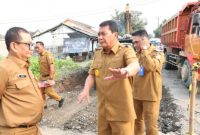 Betonisasi Jalan Cangkudu–Cisoka, Bupati Tangerang Maesyal Rasyid (tengah) Pantau Langsung Proses Pembangunan (Foto: Dok. Prokopim Pemkab Tangerang)
