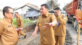 Betonisasi Jalan Cangkudu–Cisoka, Bupati Tangerang Maesyal Rasyid (tengah) Pantau Langsung Proses Pembangunan (Foto: Dok. Prokopim Pemkab Tangerang)
