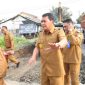 Betonisasi Jalan Cangkudu–Cisoka, Bupati Tangerang Maesyal Rasyid (tengah) Pantau Langsung Proses Pembangunan (Foto: Dok. Prokopim Pemkab Tangerang)