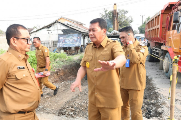 Betonisasi Jalan Cangkudu–Cisoka, Bupati Tangerang Maesyal Rasyid (tengah) Pantau Langsung Proses Pembangunan (Foto: Dok. Prokopim Pemkab Tangerang)