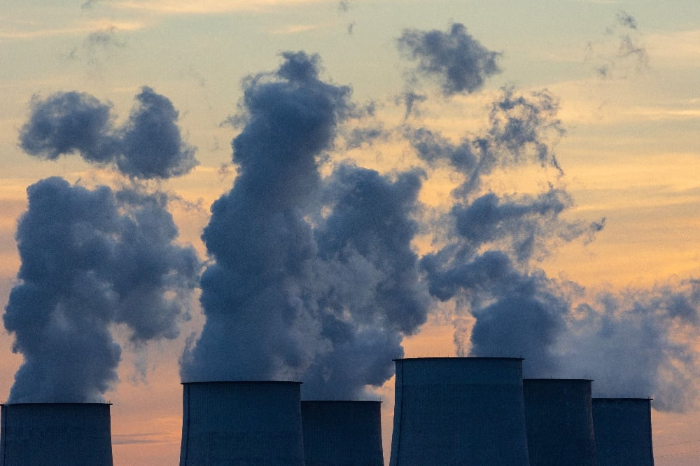 Emisi karbon terbesar di Asia Tenggara sebagian besar berasal dari proses pembakaran pada pembangkit listrik berbahan bakar batu bara. (Sumber: Bloomberg – Krisztian Bocsi)