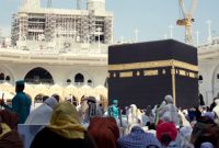 Foto ilustrasi jemaah haji dan umrah di depan Ka’bah di Masjidil Haram, Makkah. (Unsplash/tashakhalid)