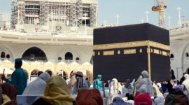Foto ilustrasi jemaah haji dan umrah di depan Ka’bah di Masjidil Haram, Makkah. (Unsplash/tashakhalid)