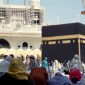 Foto ilustrasi jemaah haji dan umrah di depan Ka’bah di Masjidil Haram, Makkah. (Unsplash/tashakhalid)