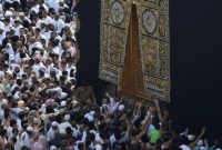 Foto ilustrasi jemaah haji di sekitar Ka’bah di Masjidil Haram - Janji pemerintah Indonesia mengenai calon haji yang wafat. (Unsplash/Haidan)
