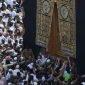 Foto ilustrasi jemaah haji di sekitar Ka’bah di Masjidil Haram - Janji pemerintah Indonesia mengenai calon haji yang wafat. (Unsplash/Haidan)