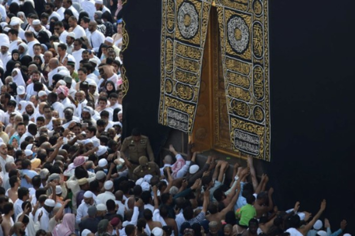 Foto ilustrasi jemaah haji di sekitar Ka’bah di Masjidil Haram - Janji pemerintah Indonesia mengenai calon haji yang wafat. (Unsplash/Haidan)