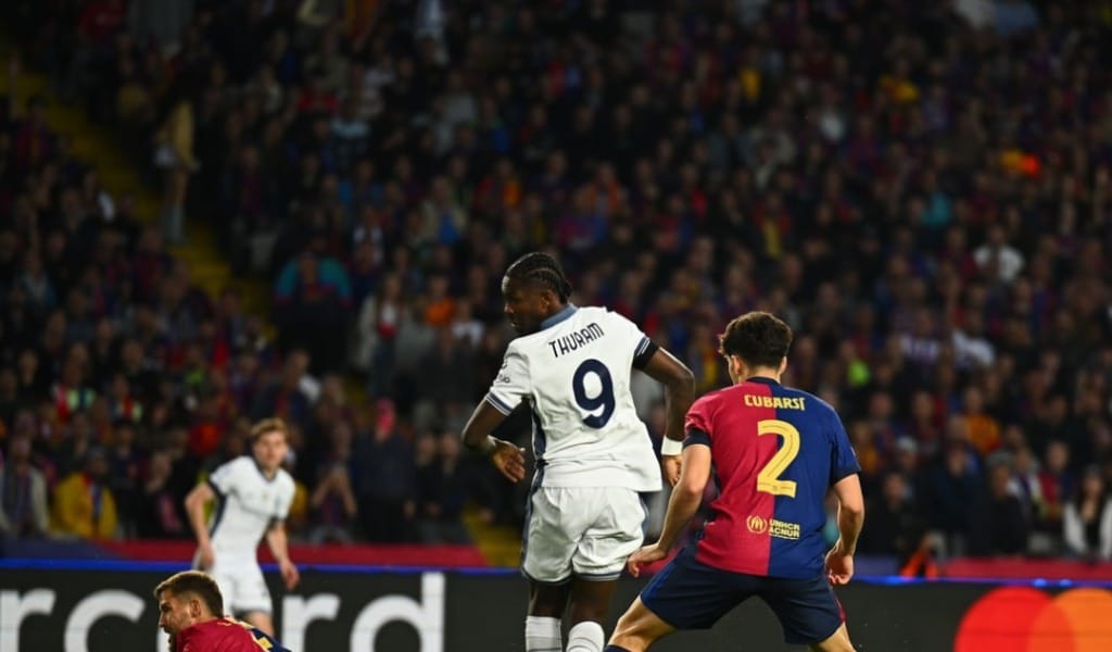 Pemain Inter Milan merayakan gol kilat dalam laga leg pertama semifinal Liga Champions melawan Barcelona di Estadi Olimpic Lluis Companys.