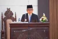 Gubernur Banten Andra Soni menyampaikan Nota Pengantar dua Raperda strategis: penyertaan modal untuk Bank Banten dan RPJMD 2025–2029. (Foto: Dok. Adminpro)