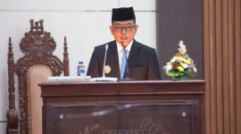 Gubernur Banten Andra Soni menyampaikan Nota Pengantar dua Raperda strategis: penyertaan modal untuk Bank Banten dan RPJMD 2025–2029. (Foto: Dok. Adminpro)