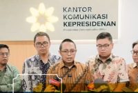Kepala Kantor Komunikasi Kepresidenan, Hasan Nasbi (tengah) buka suara terkait praktik premanisme berkedok Ormas. (instagram/pco.ri)