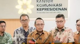 Kepala Kantor Komunikasi Kepresidenan, Hasan Nasbi (tengah) buka suara terkait praktik premanisme berkedok Ormas. (instagram/pco.ri)