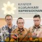 Kepala Kantor Komunikasi Kepresidenan, Hasan Nasbi (tengah) buka suara terkait praktik premanisme berkedok Ormas. (instagram/pco.ri)