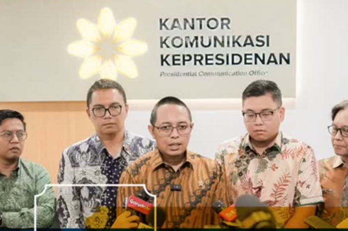 Kepala Kantor Komunikasi Kepresidenan, Hasan Nasbi (tengah) buka suara terkait praktik premanisme berkedok Ormas. (instagram/pco.ri)