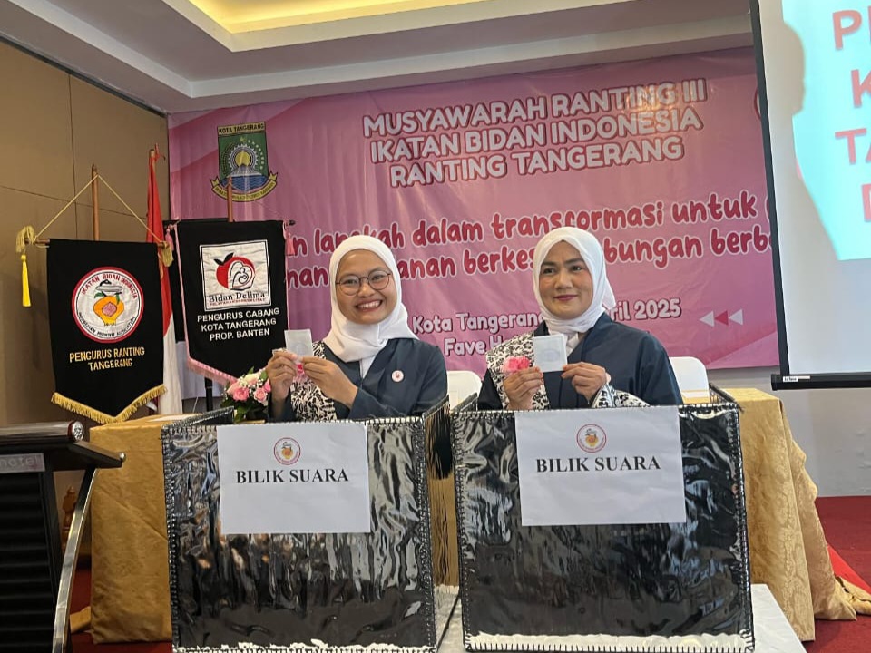 Bidan Ratna Jumila dan Fadilah di bilik suara proses pemilihan dok. Pribadi.