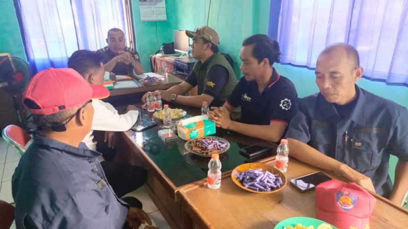 Foto Rapat membangun koordinasi dan kerja sama yang solid antara Pol PP dan relawan kebencanaan (Rekdar) dalam mendukung tugas-tugas pemerintahan, ketertiban umum, serta kesiapsiagaan bencana di wilayah Kecamatan Kemiri, Kabupaten Tangerang. (Dok. Jay) 