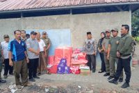 Foto: Bantuan sosial berupa sandang dan pangan kepada korban. Bantuan ini disalurkan sebagai bentuk dukungan dalam penanganan dampak kebakaran yang terjadi di lingkungan pesantren. (Dok. Masruri. SE) 