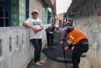 Kepala Desa Patramanggala, Jayadi turun langsung meninjau pembangunan jalan hotmix (Foto: Rizky/Metrosiar)